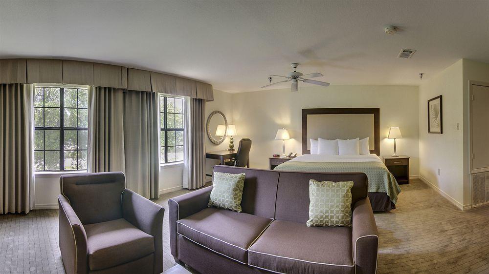 Clarion Inn & Suites Conference Center Covington Extérieur photo
