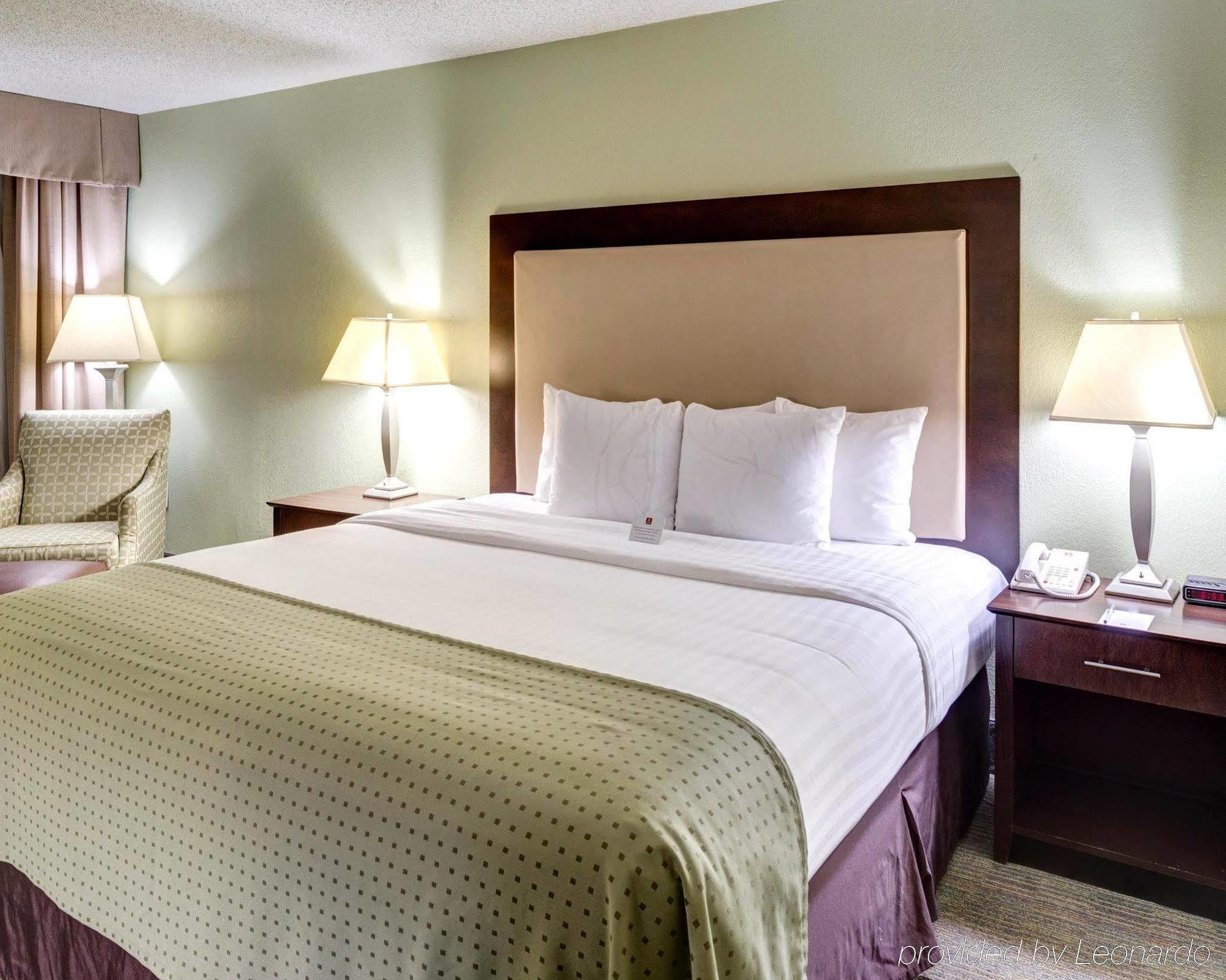 Clarion Inn & Suites Conference Center Covington Extérieur photo