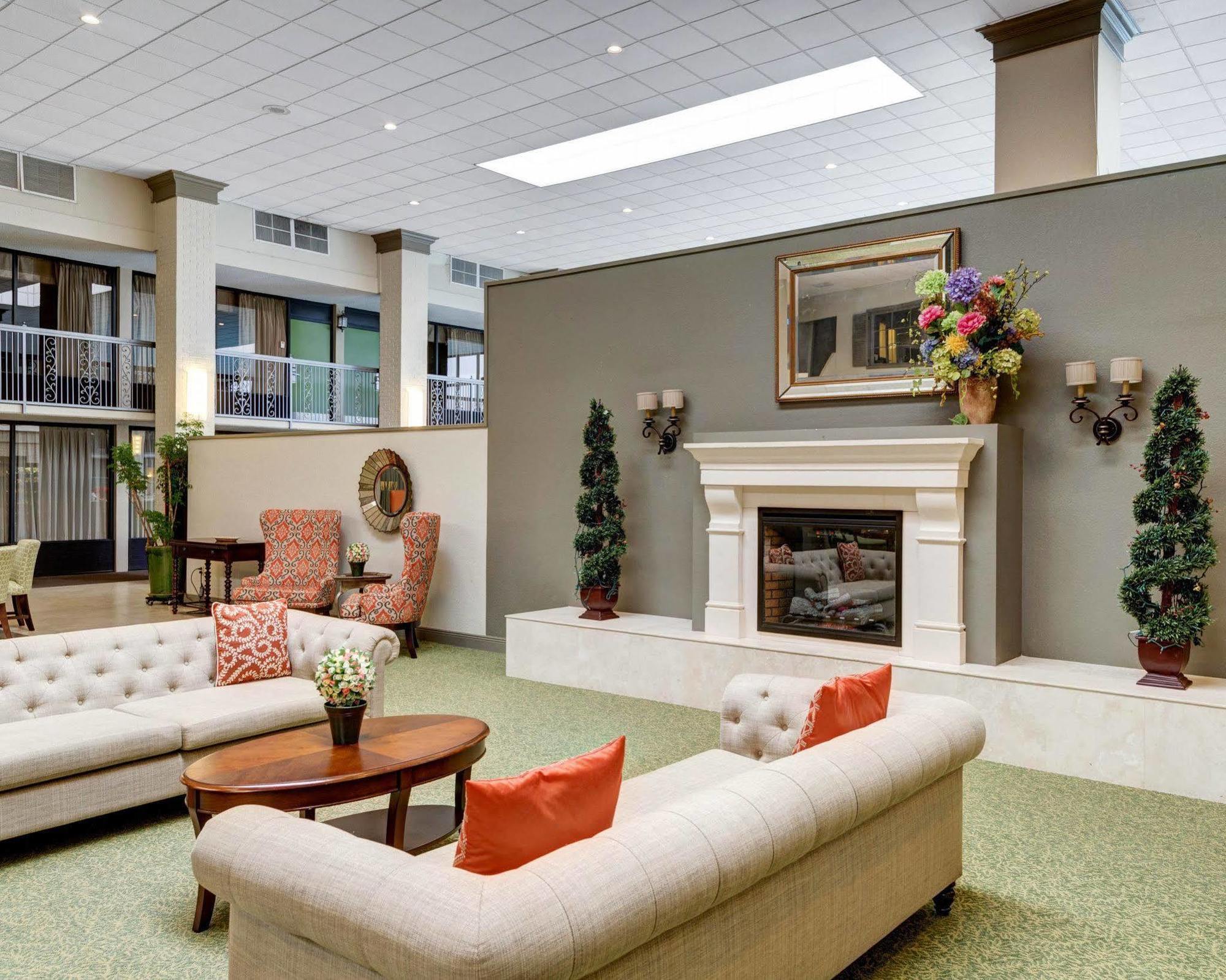 Clarion Inn & Suites Conference Center Covington Extérieur photo