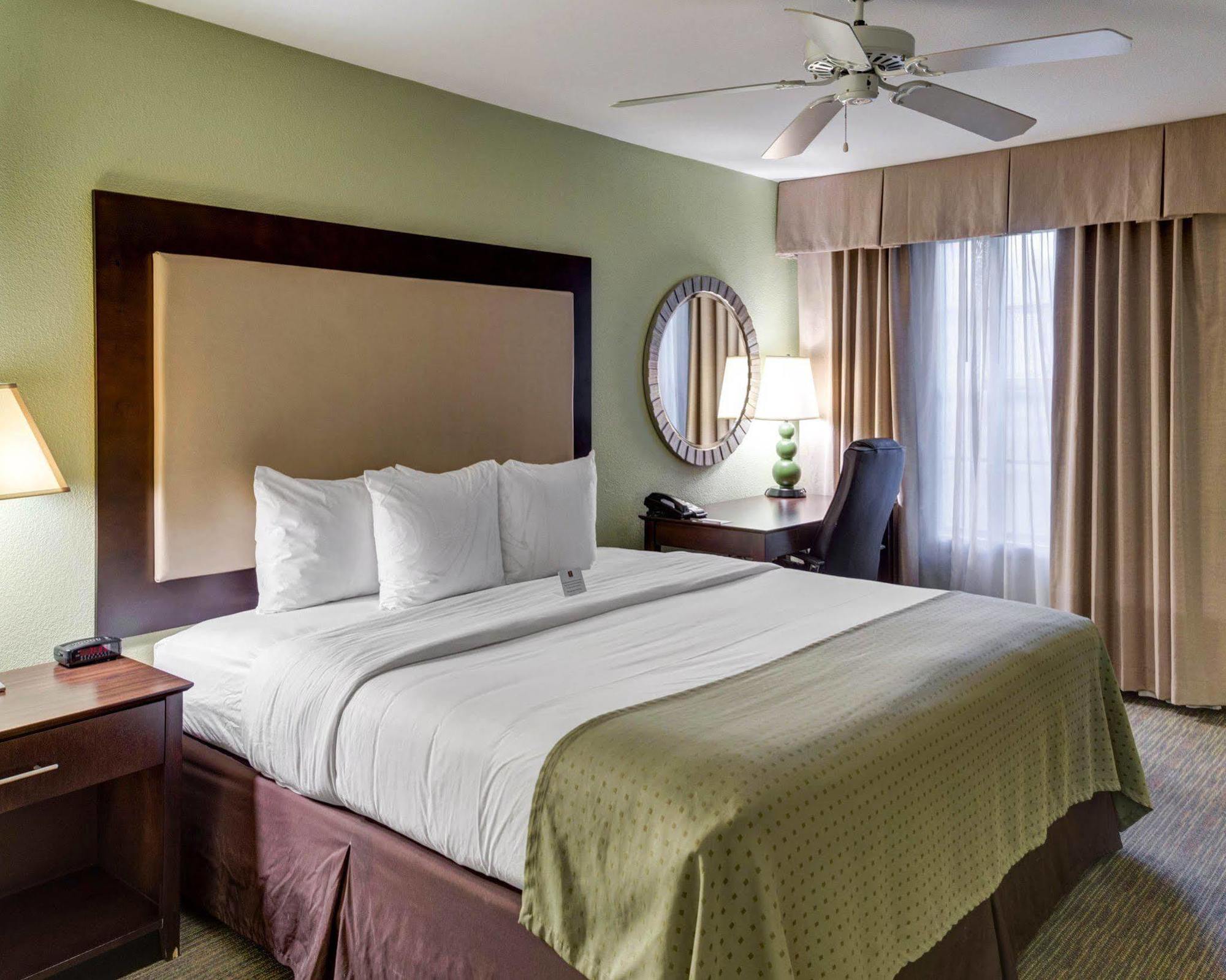 Clarion Inn & Suites Conference Center Covington Extérieur photo
