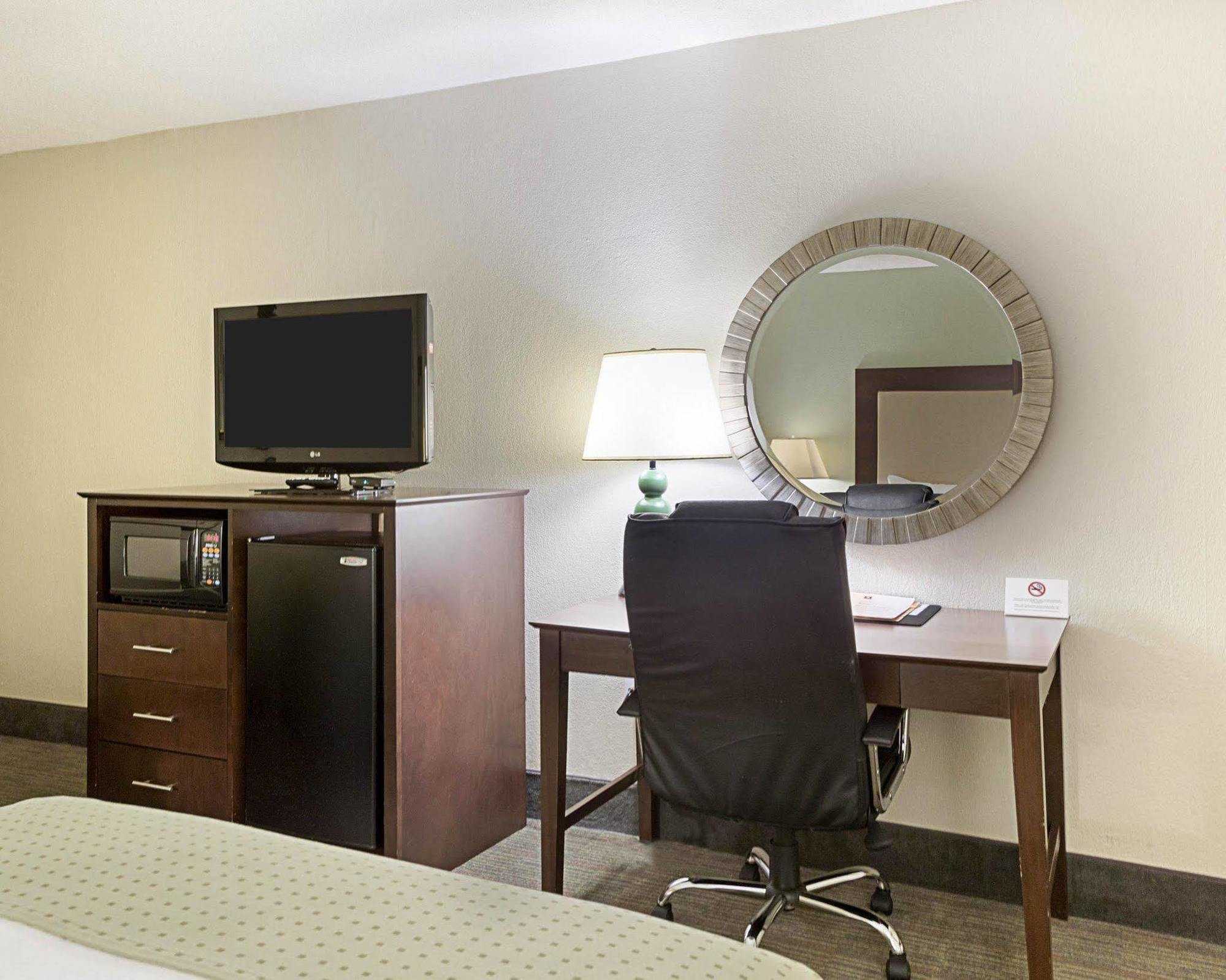 Clarion Inn & Suites Conference Center Covington Extérieur photo