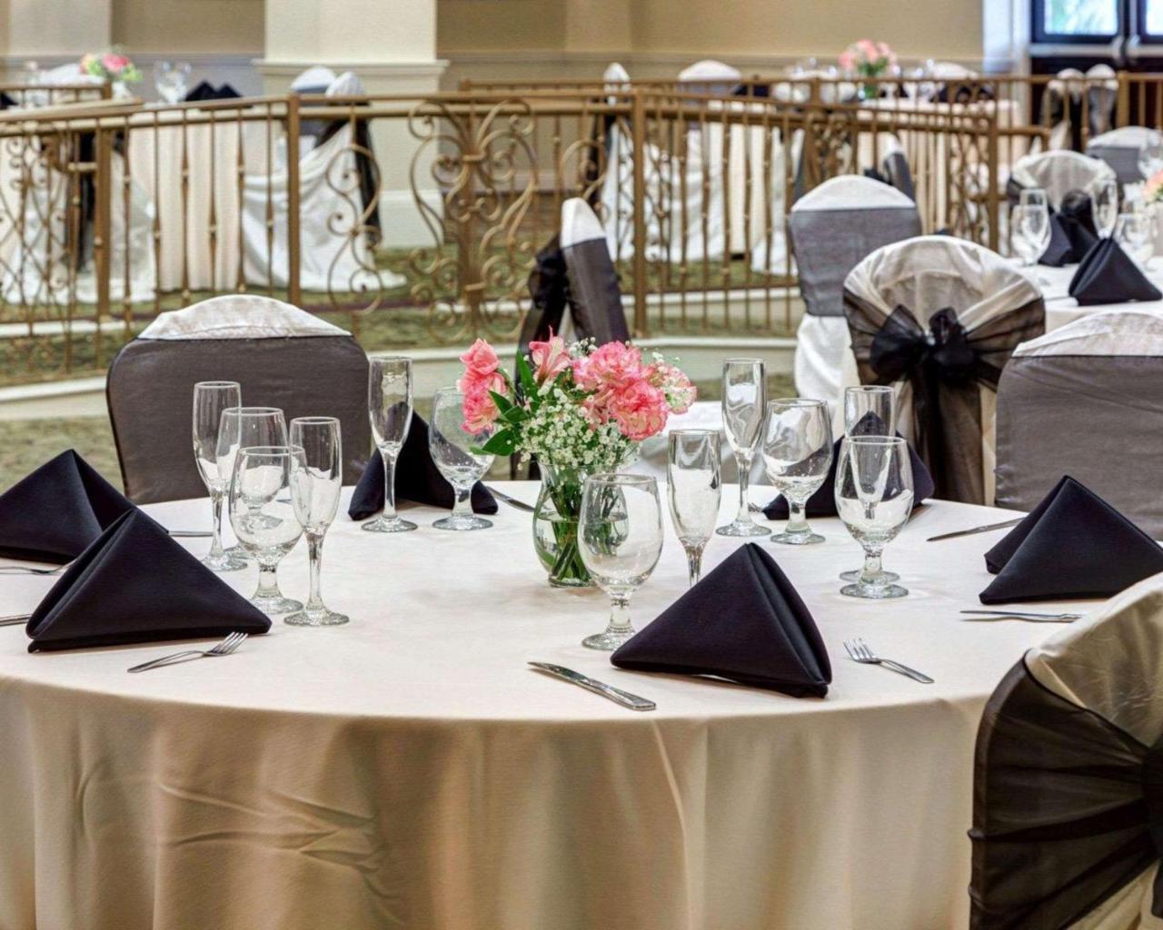 Clarion Inn & Suites Conference Center Covington Extérieur photo
