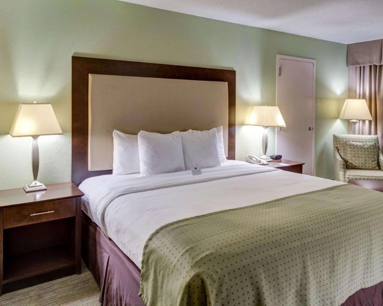 Clarion Inn & Suites Conference Center Covington Extérieur photo